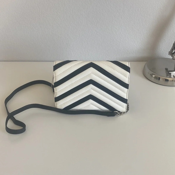 Express Cross Body - Picture 4 of 10